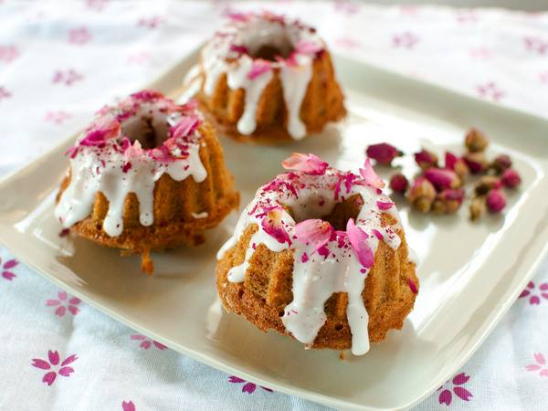 Honey and earl grey teacakes with rose petals